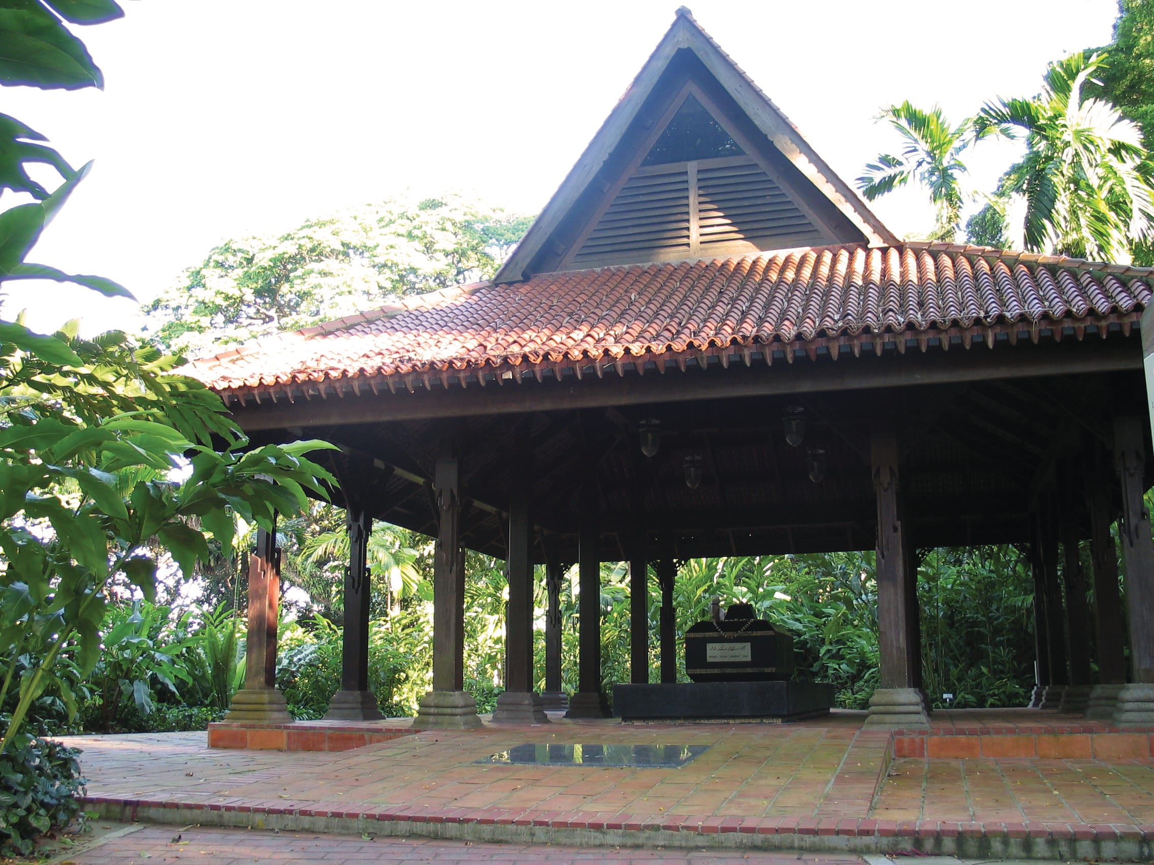 The Keramat Sultan Iskandar Shah on Fort Canning Hill is believed to be the burial place of one of the last kings (Iskandar Shah) to rule in Singapore in the 14th century. All Rights Reserved. National Library Board Singapore 2004.